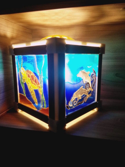 Декоративный светильник с дельфинами