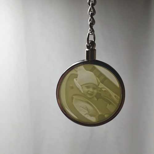 Литофан брелок Девочка, выглядывающая из игрушечного домика